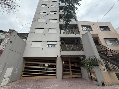 Caseros a metros de Estación, 2 Amb. con Cocina Separada, Balcón