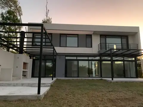 Casa en venta San Matías, lote interno, 3 dormitorios.
