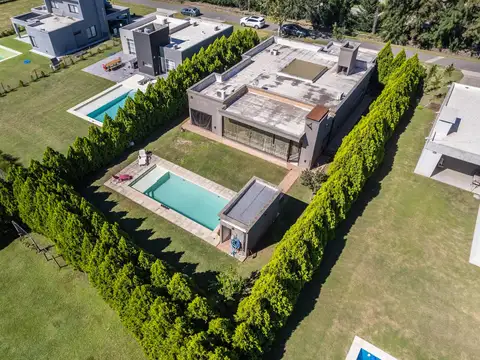VENTA - CASA DE TRES DORMITORIOS CON PILETA - PUERTO ROLDAN