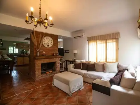 Casa 5 ambientes con 4 baños