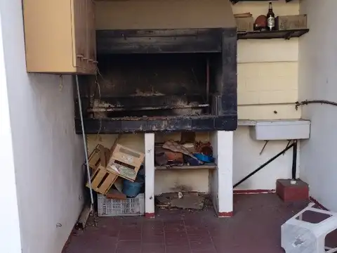 Casa ideal 2 Familias Garaje con baño o local /una de 3 amb. y otra   de dos amb.. con ent. indiv