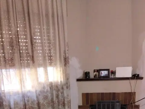 Casa ideal 2 Familias Garaje con baño o local /una de 3 amb. y otra   de dos amb.. con ent. indiv