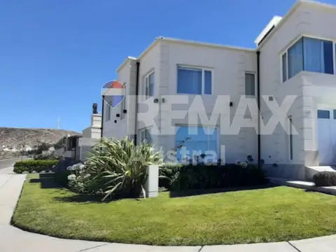 DOS CASAS Y VISTA ABIERTA EN SOLARES DEL MAR