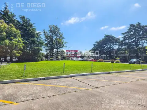Oficina en alquiler 97 m2 con 2 cocheras dentro de predio con seguridad, Olivos