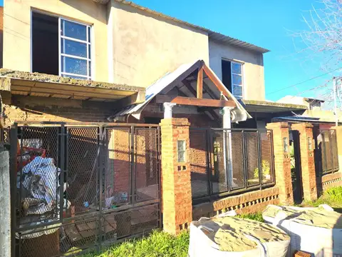 VENTA CASA AMPLIA A TERMINAR LA REJA PILETA