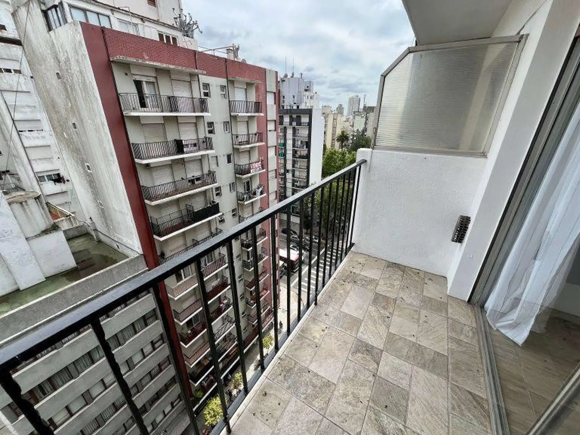 Ambiente a la calle con balcón reciclado