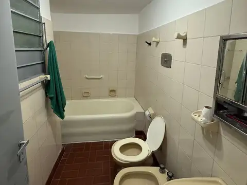 Casa dos ambientes con cochera en alquiler