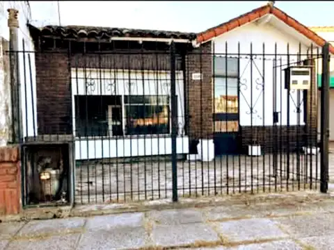 CASA DE TRES AMB. CON FONDO Y PILETA CASTELAR