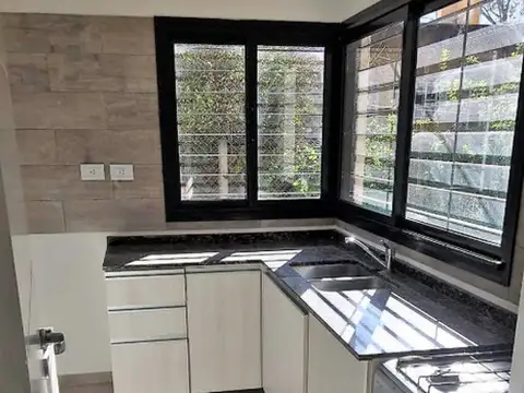 Depto Tipo Casa 6 ambientes con 2 baños