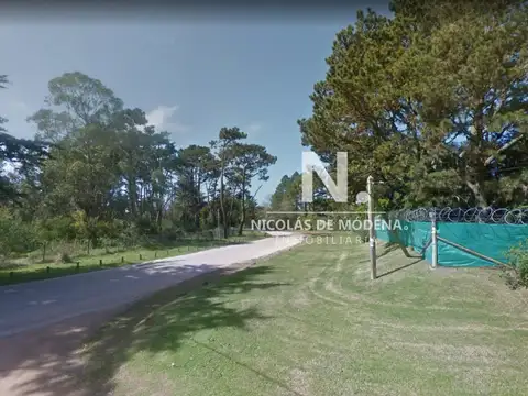 Terreno de gran superficie en zona habitada todo el año.