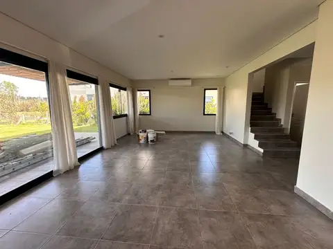 Casa en Alquiler con 2 cocheras