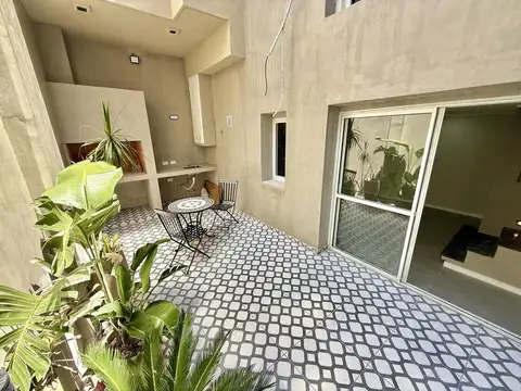 Casa al frente de 2 dormitorios con cochera