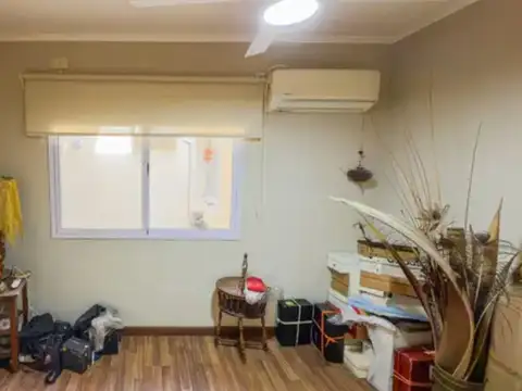 Venta Casa 3 dormitorios con cochera doble y patio con jardín.