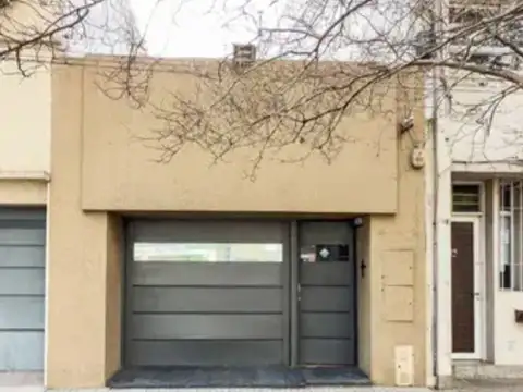 Venta Casa 3 dormitorios con cochera doble y patio con jardín.