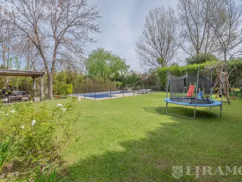 Casa 7 ambientes con 2 baños