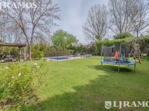 Casa 7 ambientes con 2 baños