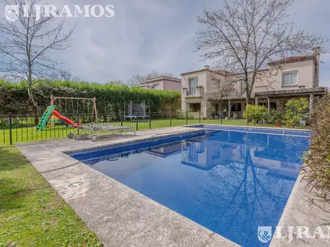 Casa con 3 dormitorios, escritorio y playroom   en venta en Santa Barbara