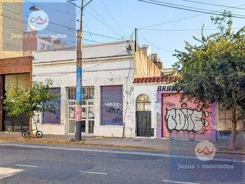 Departamento de pasillo + local y cochera en Abasto 
