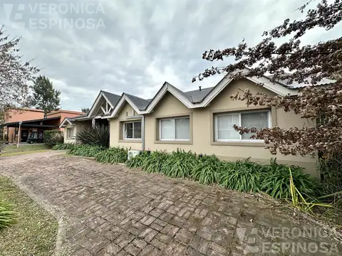 Casa Barrio Cerrado de 4 ambientes, en venta - Barrio Santa Ana Moreno
