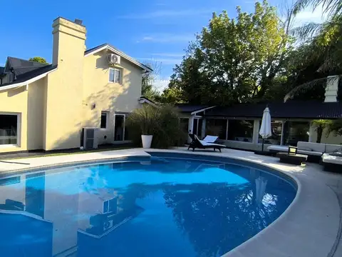 Casa en Venta con 3 cocheras