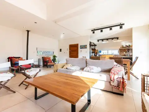 Casa 6 ambientes con 2 baños