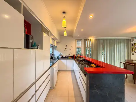 Casa 5 ambientes con 4 baños