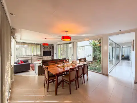 Casa en Venta con 2 cocheras