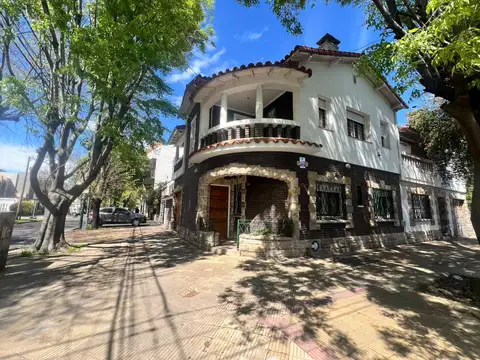 VENTA CASA 7 AMBIENTES - LOMAS OESTE - ACEVEDO AL 400