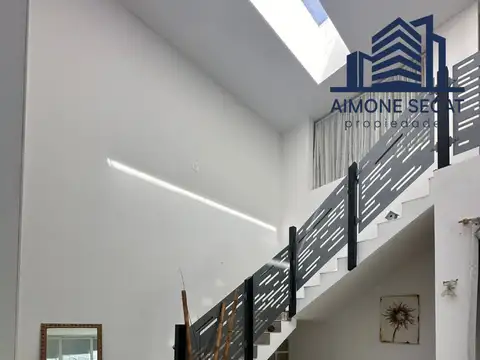 Casa en Venta con 4 cocheras