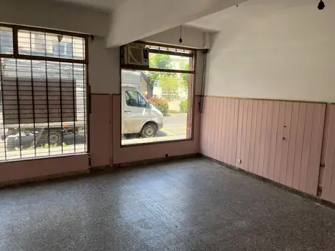 Lindo local a a un paso de Av Maipu