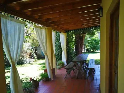 Casa 4 ambientes con 2 baños