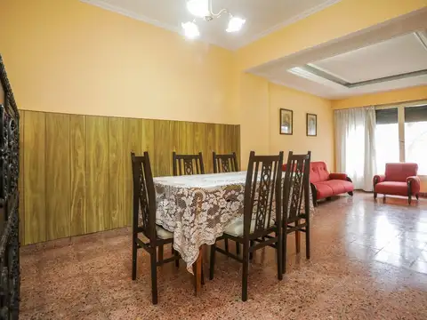 VENTA CASA BANFIELD 4 DORMITORIOS CON JARDIN COCH