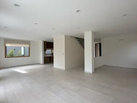 Casa 7 ambientes con 4 baños