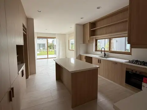 Casa en Venta con 4 cocheras
