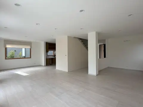 Casa 7 ambientes con 4 baños