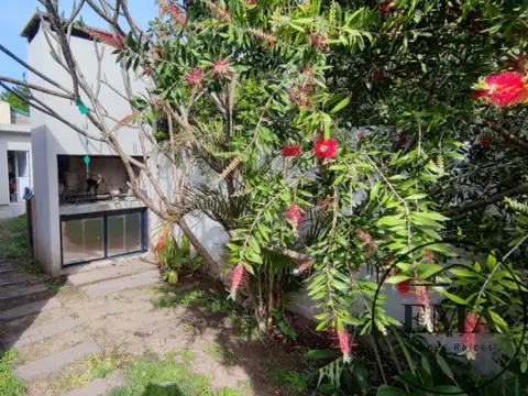 Casa 5 ambientes con 2 baños