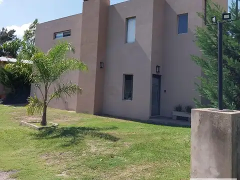 Casa en venta - 3 Dormitorios 3 Baños - Berazategui