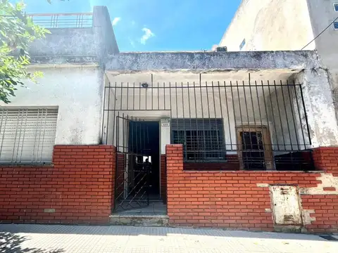 Casa en venta 4 ambientes con patio a REFACCIONAR