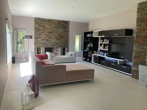 Casa en Venta con 4 cocheras