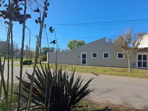 CASA en VENTA en GONNET- 2 dorm. garage (2) parque