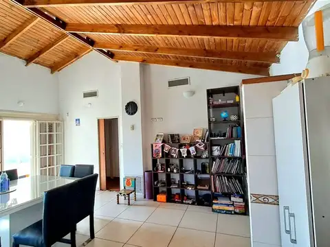 CASA en VENTA en GONNET- 2 dorm. garage (2) parque