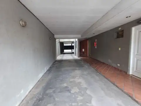 Departamento 2 ambientes CON COCHERA en San Andres. 1er piso al frente. BAJAS EXPENSAS