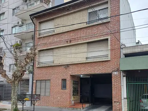 Departamento 2 ambientes CON COCHERA en San Andres. 1er piso al frente. BAJAS EXPENSAS