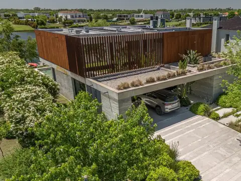 Casa en Venta con 2 cocheras