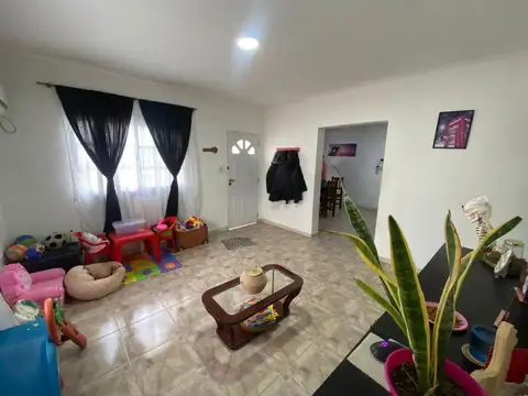 CASA 4 AMBIENTES EN VENTA CON LOCAL EN  BERISSO