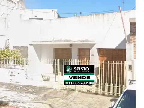 Casa en PH al frente – 3 ambientes con galpón y cocheras – A refaccionar