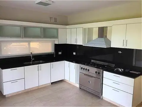 Casa en Alquiler con 6 cocheras