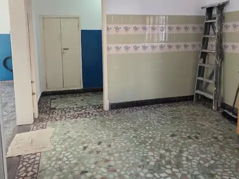 DEPARTAMENTO EN ALQUILER DE 2 AMBIENTES CON PATIO BERNAL OESTE