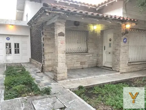 Casa en venta - 3 Dormitorios 2 Baños - Cocheras - Villa Maipú