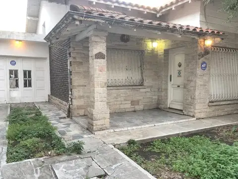 Casa en venta - 3 Dormitorios 2 Baños - Cocheras - Villa Maipú